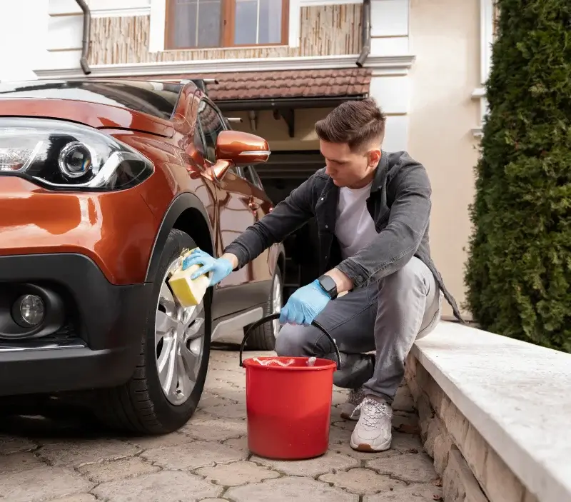 Lavage auto à domicile Sampzon : professionnel intervenant sur un véhicule